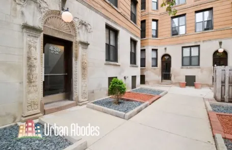 1 Bedroom Lincoln Park Apartment