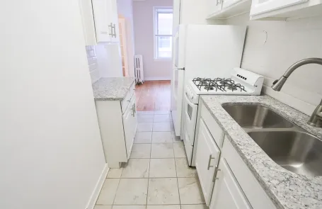 1 Bedroom Lakeview Apartment