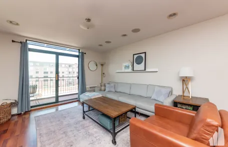 2 Bedroom Lakeview Apartment