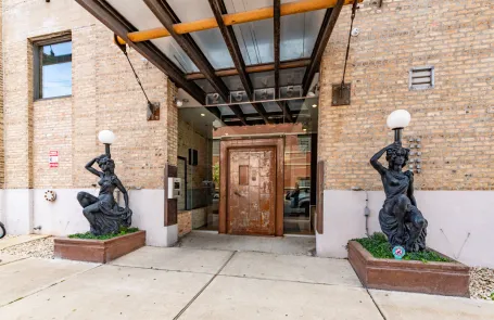 2 Bedroom Bronzeville Apartment