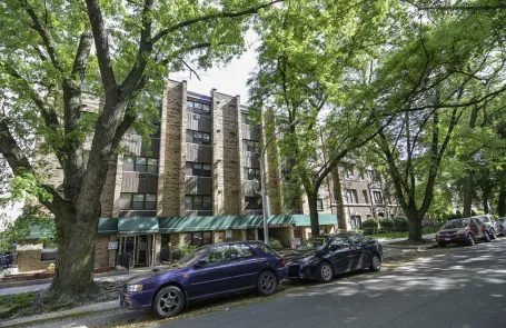 1 Bedroom Lincoln Park Apartment