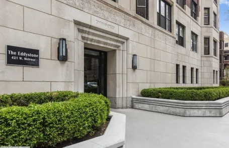 2 Bedroom Lakeview Apartment