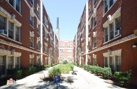 1 Bedroom Lakeview Apartment