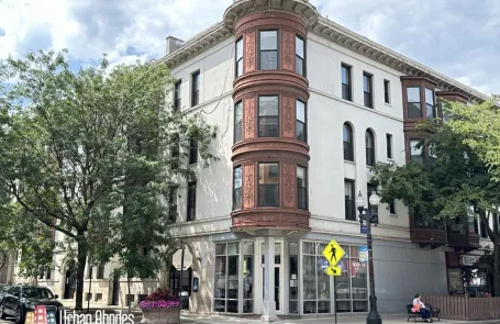 2 Bedroom Lakeview Apartment