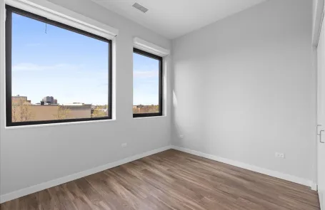 3 Bedroom Ravenswood Apartment