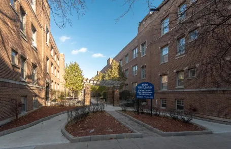 1 Bedroom Lakeview Apartment
