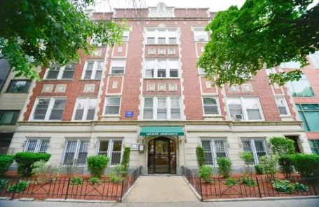 1 Bedroom Lakeview Apartment