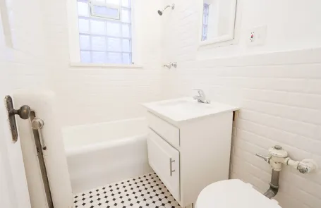 1 Bedroom Lakeview Apartment