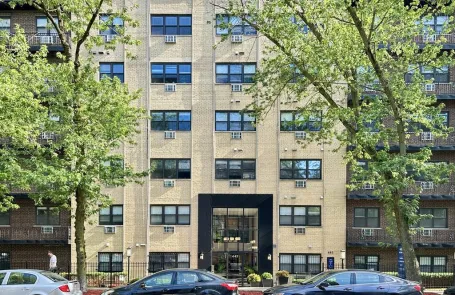 1 Bedroom Lakeview Apartment