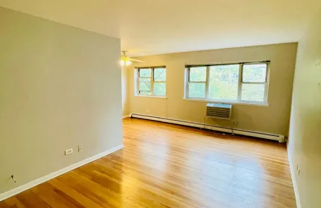 1 Bedroom Lakeview Apartment