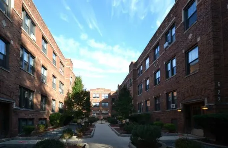 1 Bedroom Lakeview Apartment