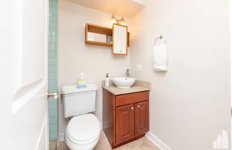 2 Bedroom Lakeview Apartment