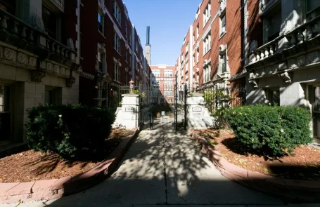 1 Bedroom Lakeview Apartment