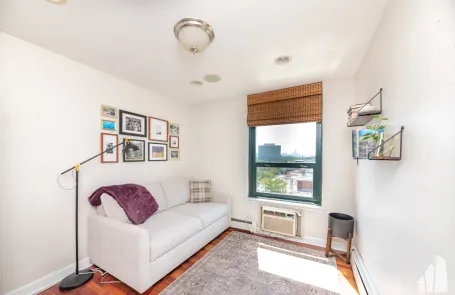 2 Bedroom Lakeview Apartment
