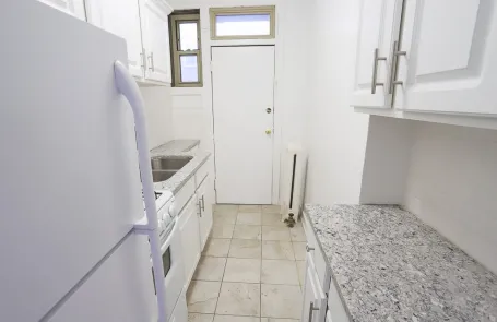 1 Bedroom Lakeview Apartment