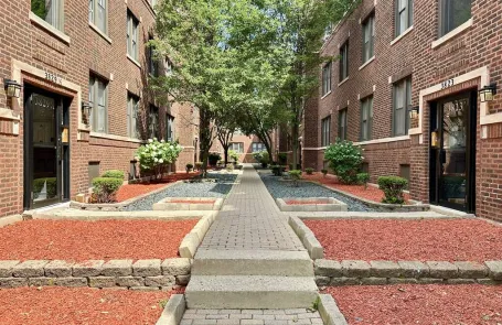 1 Bedroom Lakeview Apartment