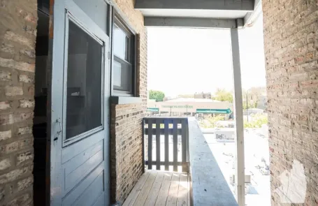 1 Bedroom Lakeview Apartment