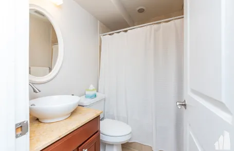 2 Bedroom Lakeview Apartment