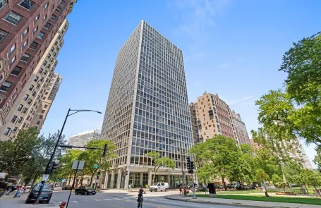 2 Bedroom Lincoln Park Apartment