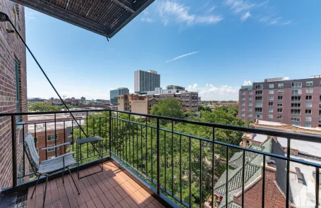 2 Bedroom Lakeview Apartment