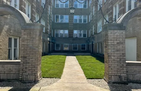 1 Bedroom Irving Park Apartment
