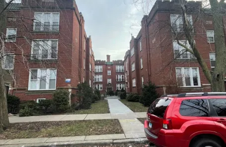 Studio Irving Park Apartment