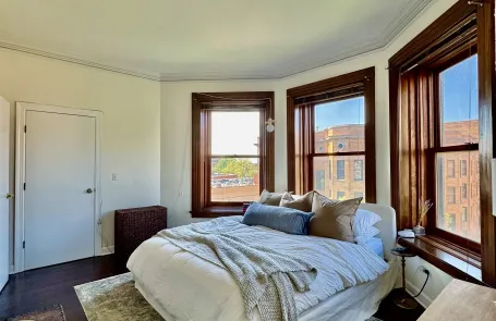 2 Bedroom Lakeview Apartment