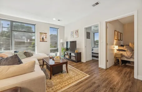2 Bedroom Lakeview Apartment