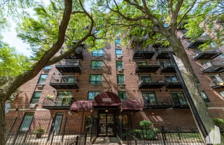 2 Bedroom Lakeview Apartment