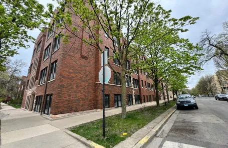 1 Bedroom Albany Park Apartment