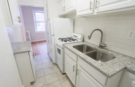 1 Bedroom Lakeview Apartment