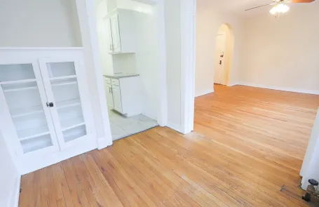 1 Bedroom Lakeview Apartment