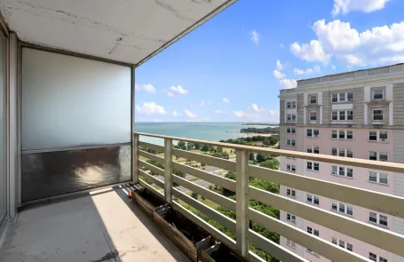 1 Bedroom Edgewater Apartment