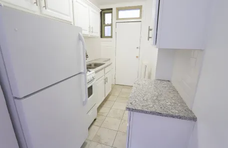 1 Bedroom Lakeview Apartment