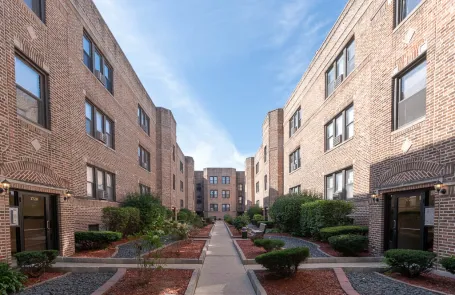 1 Bedroom Lakeview Apartment