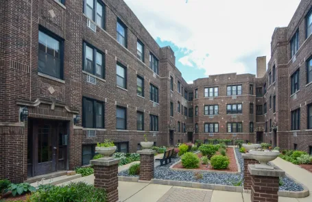 1 Bedroom Lakeview Apartment