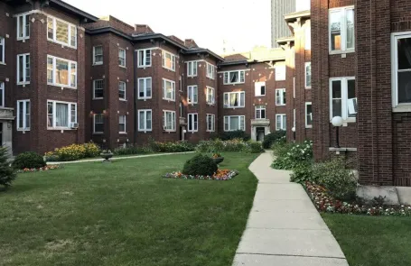 2 Bedroom Lakeview Apartment