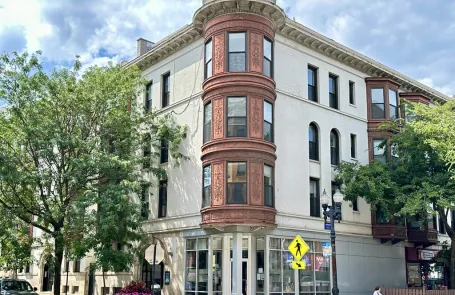 2 Bedroom Lakeview Apartment