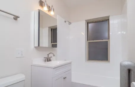 1 Bedroom Rogers Park Apartment