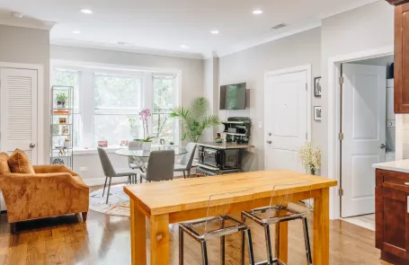 2 Bedroom Andersonville Apartment