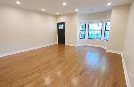 3 Bedroom Lakeview Apartment