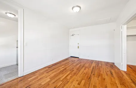 1 Bedroom Edgewater Apartment