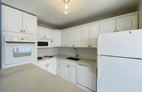 1 Bedroom Kenwood Condo