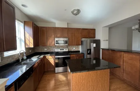 3 Bedroom Des Plaines Townhome