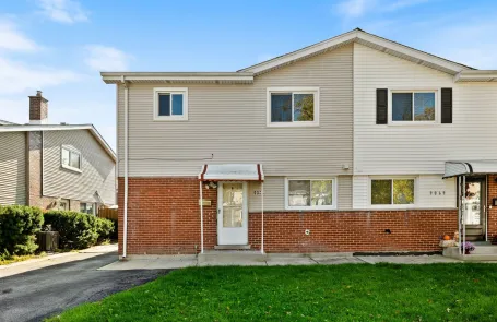 3 Bedroom Des Plaines Townhome