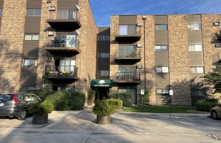 1 Bedroom Park Ridge Condo