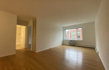 1 Bedroom Lakeview Apartment