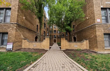 1 Bedroom North Center Apartment