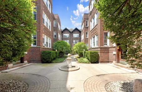 2 Bedroom Andersonville Apartment