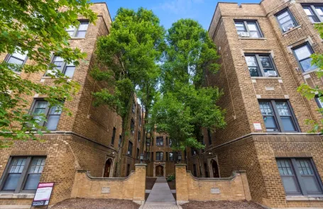 1 Bedroom North Center Apartment